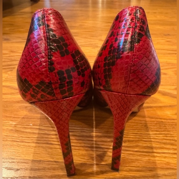 Nine West Tatiana Red and Black Snakeskin Pointy Heels Size 6M - Picture 4 of 10